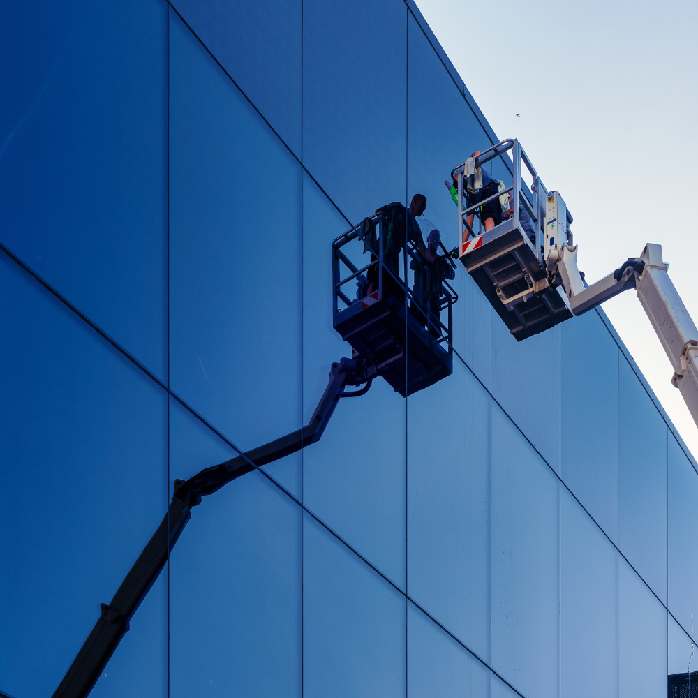 Glasbewassing met hoogwerker
