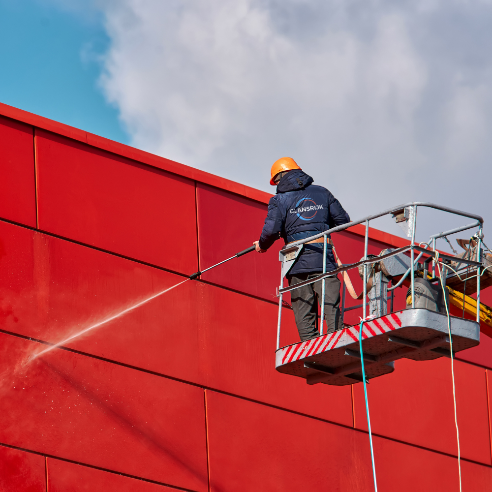 Gevelreiniging door middel van een hoogwerker zakelijk