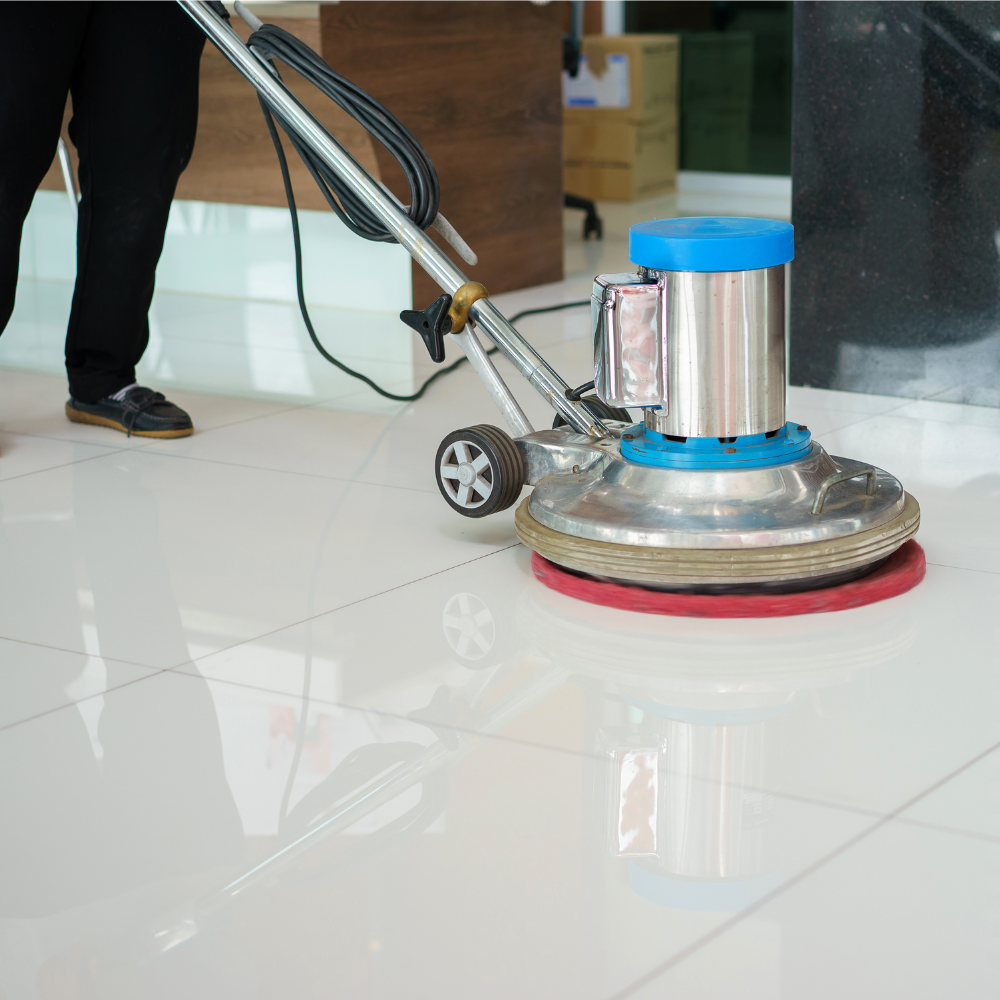 Schoonmaakbedrijf gebruikt een schrobmachine om een glanzende vloer professioneel te reinigen